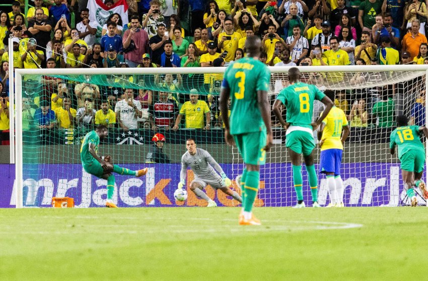 Sadio Mané, de Senegal, faz gol em cima do Brasil