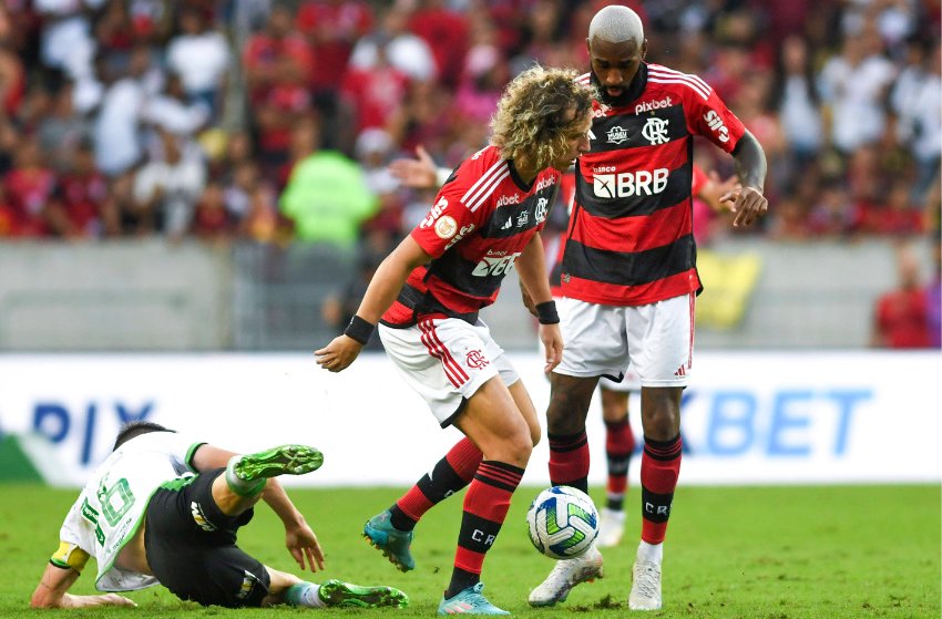 AGORA  David Luiz sente dores e está fora de jogo do Flamengo