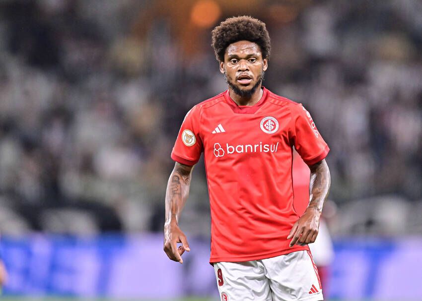 Inter negocia retorno do centroavante Luiz Adriano ao Beira-Rio