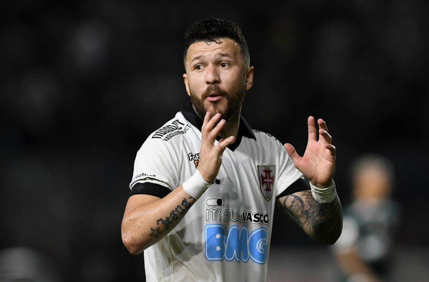 Rossi acerta com o Vasco