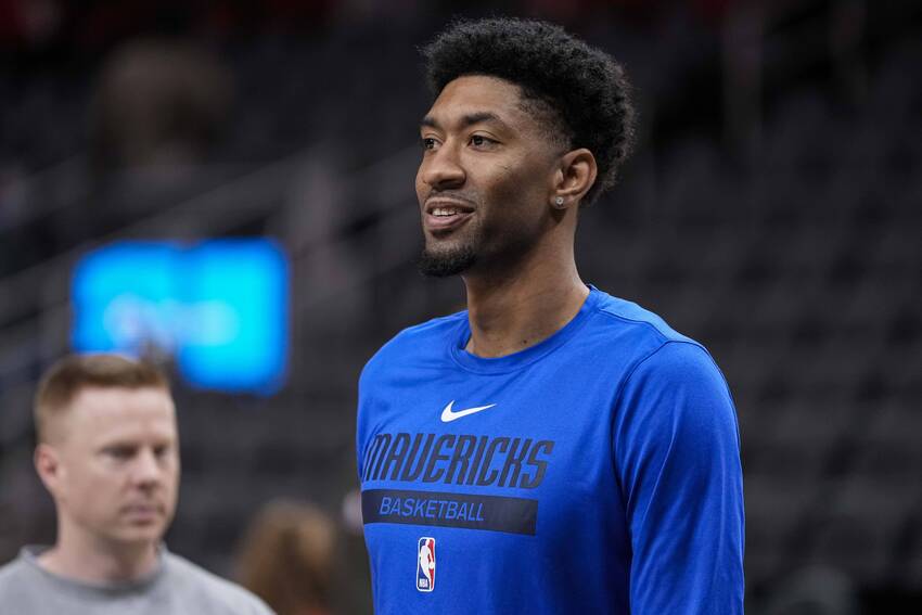 Christian Wood, com a camisa do Dallas Mavericks