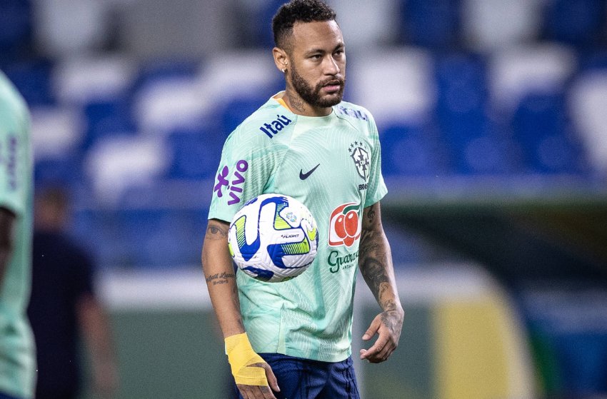 Neymar com proteção no punho durante o treino da Seleção