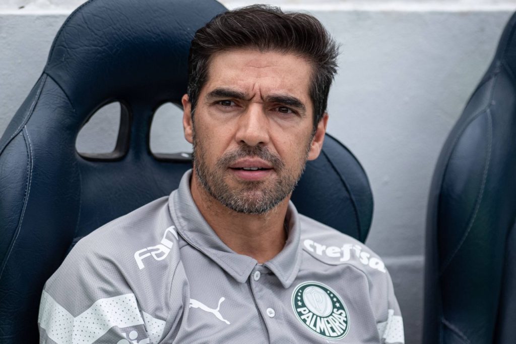 Abel Ferreira técnico do Palmeiras no banco de reservas