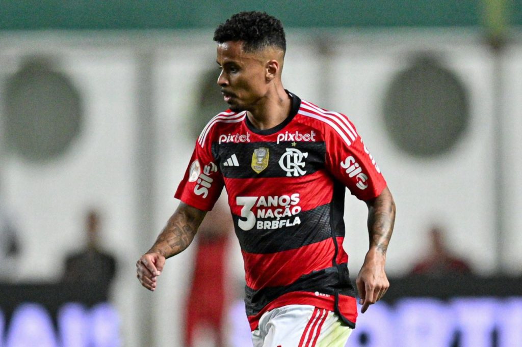 Volante Allan em ação pelo Flamengo no Brasileirão