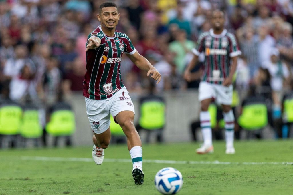 Volante André em ação pelo Fluminense no Brasileirão