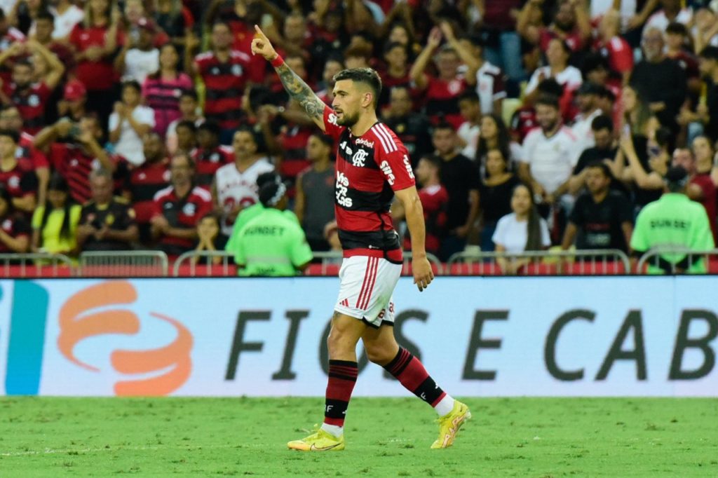 Com gol de Arrascaeta, Flamengo vence RB Bragantino e assume a terceira  colocação do Brasileirão