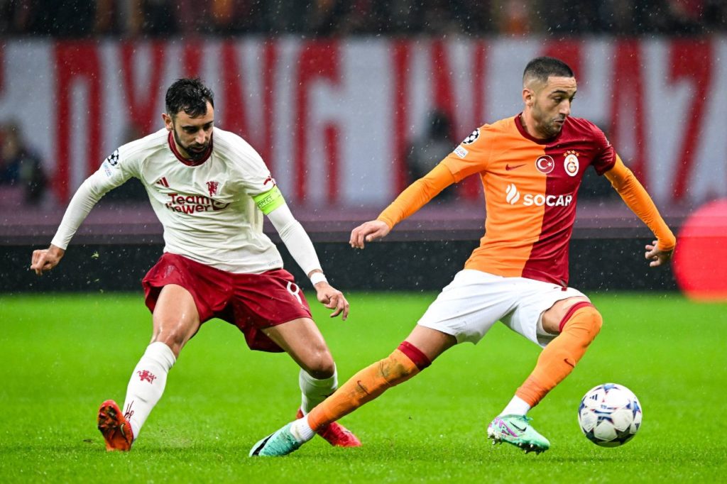 Bruno Fernandes do Manchester United marcando Ziyech do Galatasaray em jogo da Liga dos Campeões