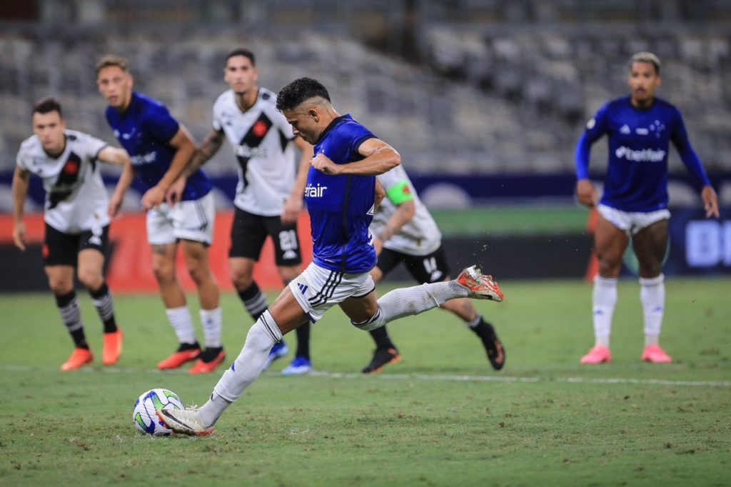 Bruno Rodrigues marcando gol do Cruzeiro no empate com o Vasco