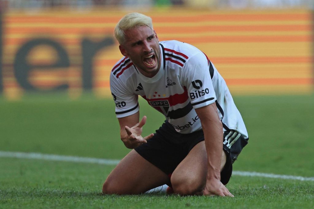 Centroavante Calleri em ação pelo São Paulo