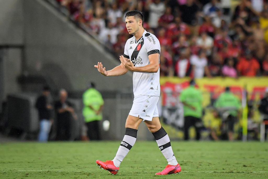 Zagueiro Capasso jogando pelo Vasco no Brasileirão