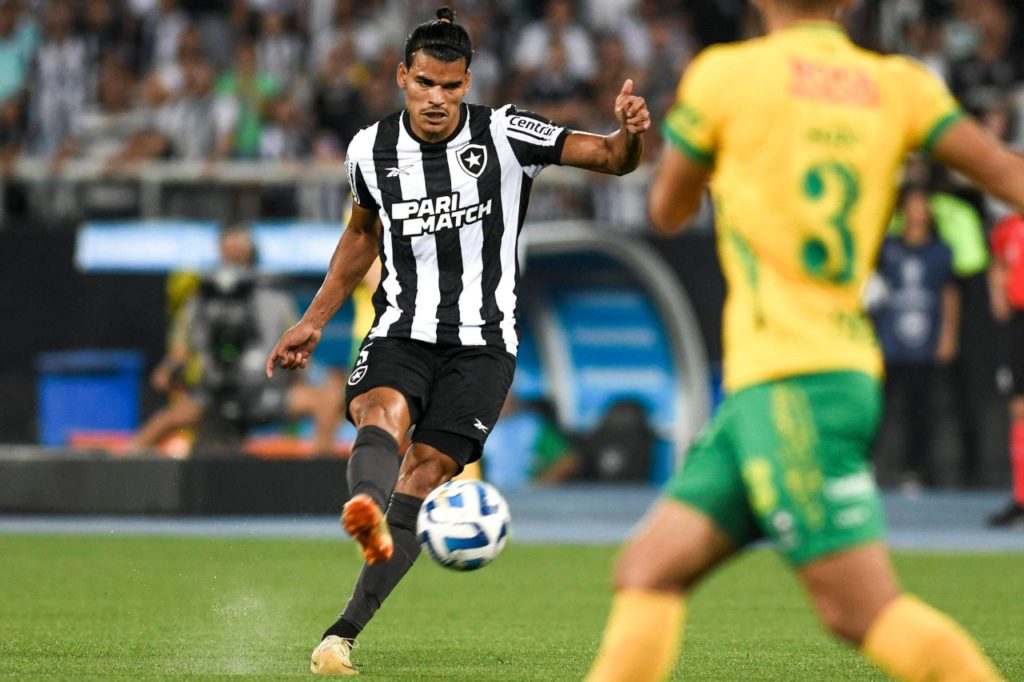 Volante Danilo Barbosa jogando pelo Botafogo no Brasileirão