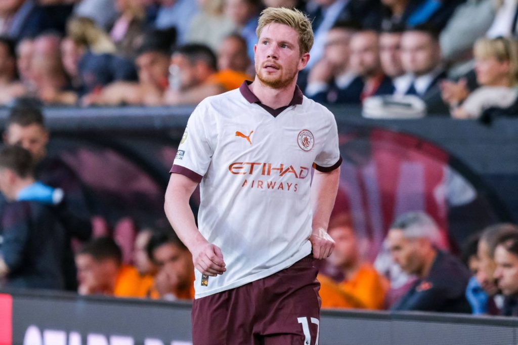 O meio-campista Kevin de Bruyne está fora de ação no Manchester City por lesão