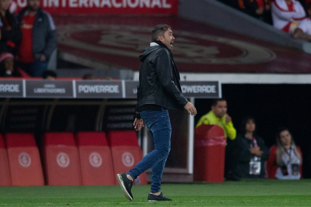 Técnico Eduardo Coudet orientando o time do Internacional no gramado