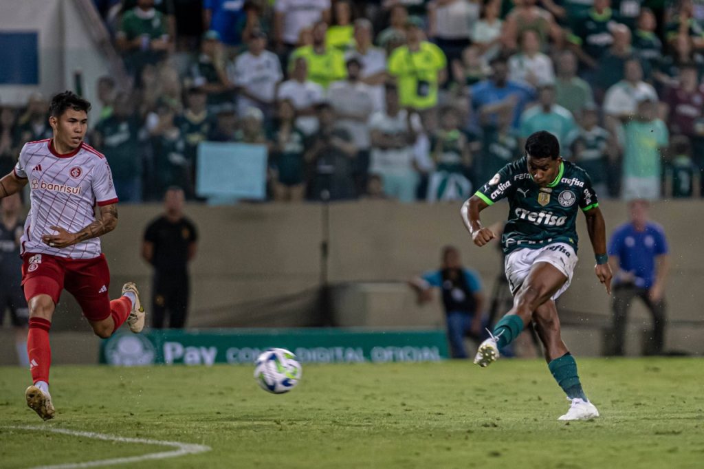 Endrick do Palmeiras marcando gol contra o Inter pelo Brasileirão