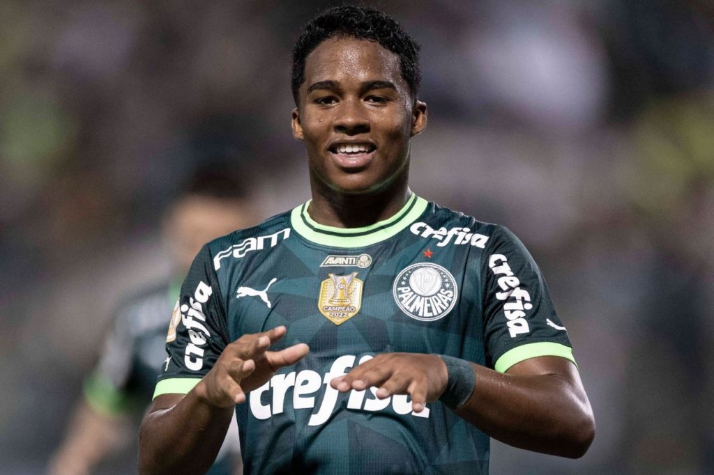 Atacante Endrick do Palmeiras em jogo do Brasileirão