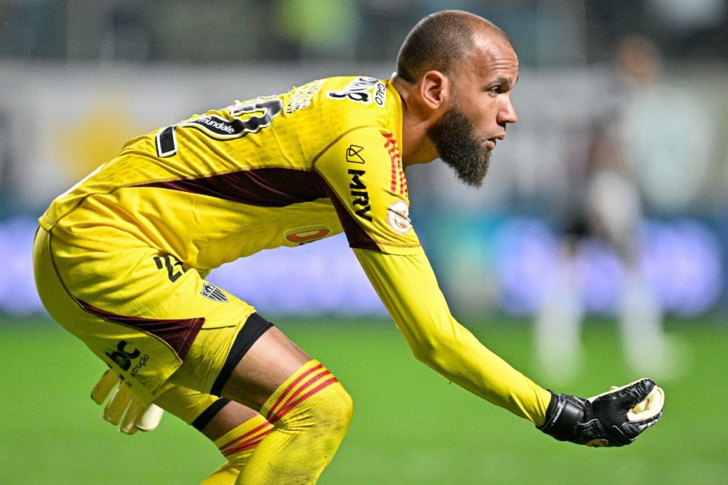 Goleiro Everson do Atlético-MG ajeitando a barreira em jogo do Brasileirão