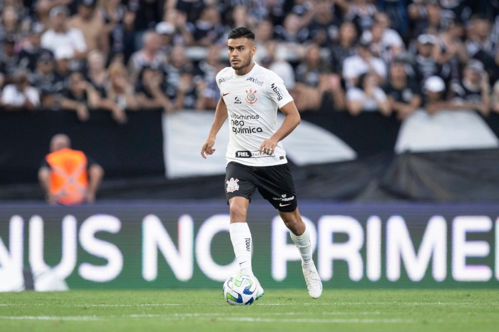 Volante Fausto Vera jogando pelo Corinthians