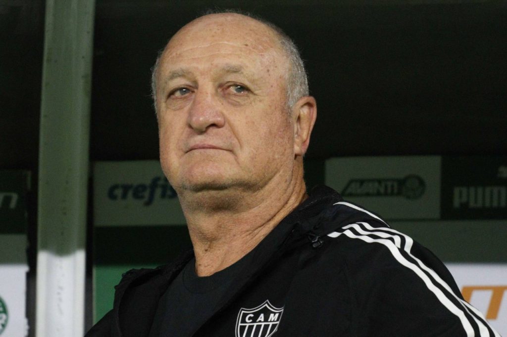 Luiz Felipe Scolari técnico do Atlético-MG no banco de reservas