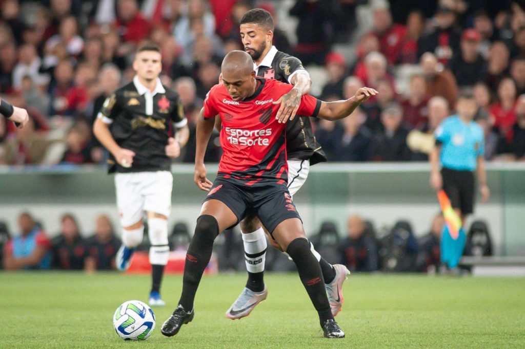 Volante Fernandinho jogando pelo Athletico-PR no Brasileirão