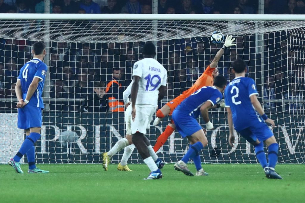 O atacante Fofana marcando o gol de empate da França com a Grécia pelas Eliminatórias da Eurocopa