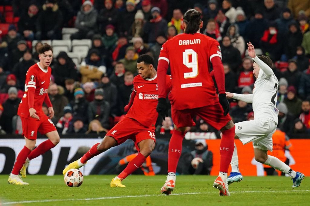 Atacante Gakpo marcando gol na vitória do Liverpool em cima do LASK Linz