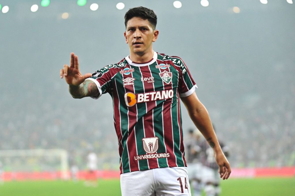 Cano atacante do Fluminense comemorando gol