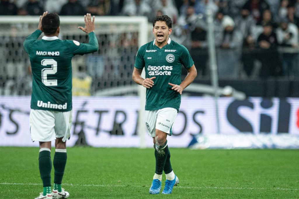 Guilherme do Goiás comemorando gol no Brasileirão