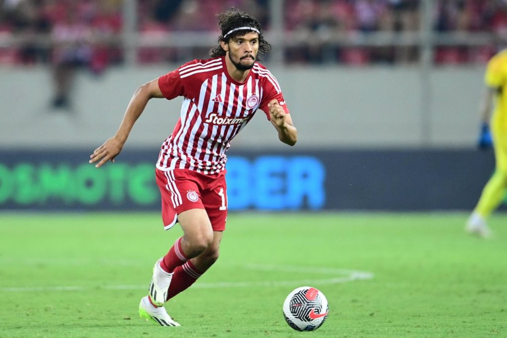 Gustavo Scarpa do Olympiacos jogando no Campeonato Grego