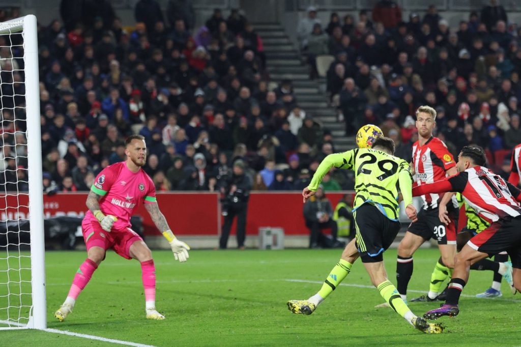 Arsenal vence Brentford com gol no fim e é novo líder do Inglês