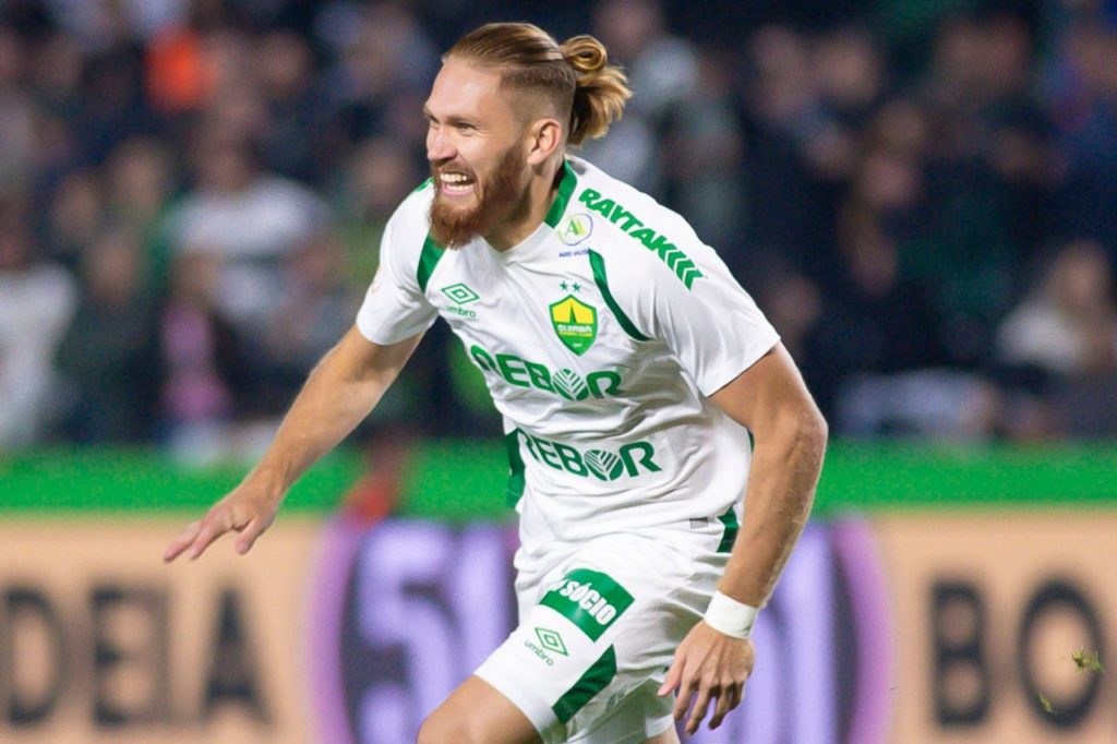 Isidro Pitta do Cuiabá comemorando gol em jogo do Brasileirão