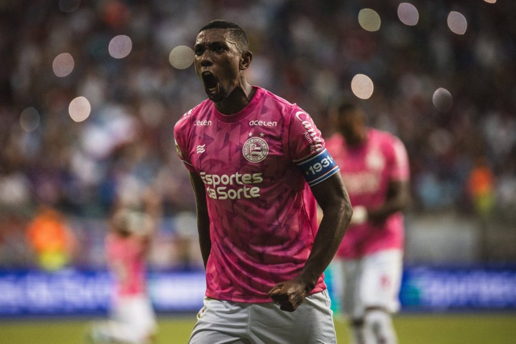 Zagueiro Kanu do Bahia comemorando gol em jogo do Brasileirão