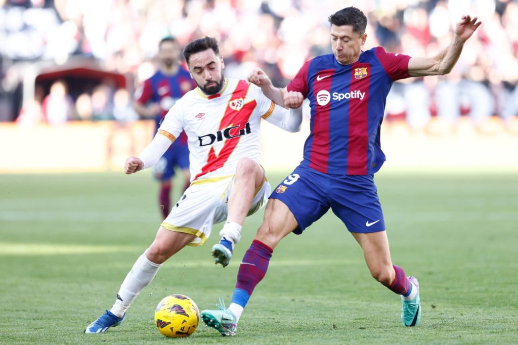 Unai López e Lewandowski em ação no jogo entre Rayo Vallecano e Barcelona pelo Espanhol