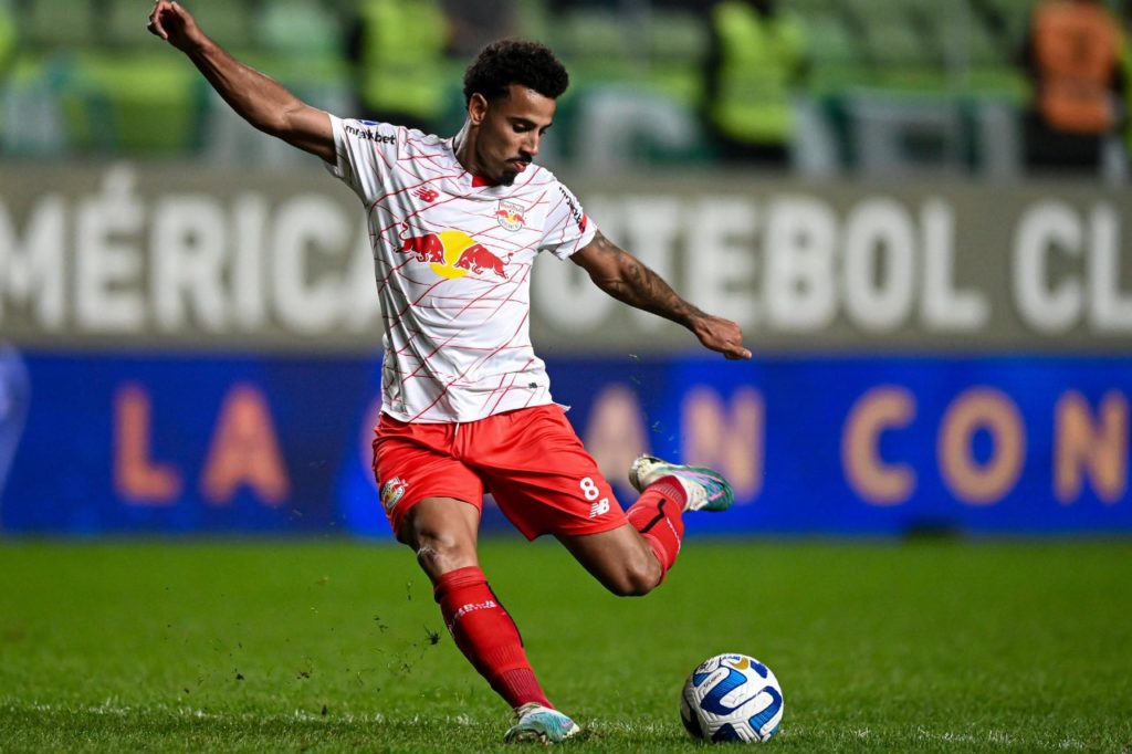 O meia Lucas Evangelista jogando pelo RB Bragantino pelo Brasileirão