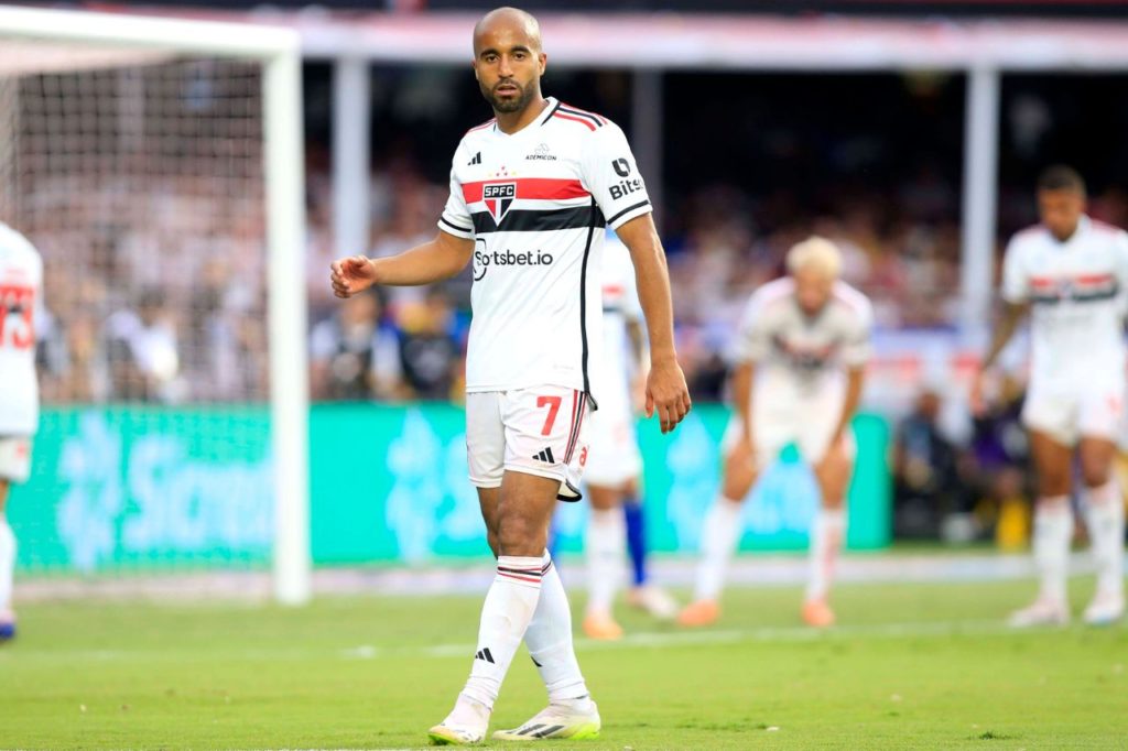 Atacante Lucas Moura em campo pelo São Paulo