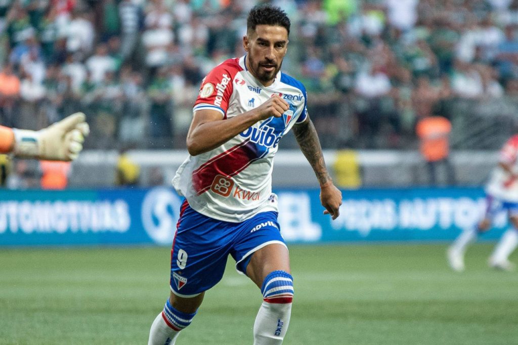 Atacante Lucero jogando pelo Fortaleza no Brasileirão