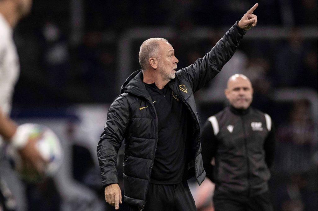 Técnico Mano Menezes no comando do Corinthians no Brasileirão