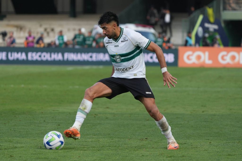 Marcelino Moreno jogando pelo Coritiba no Brasileirão