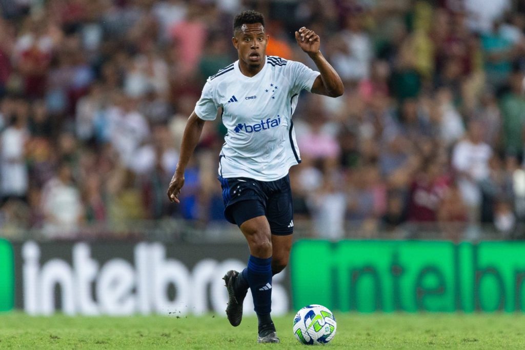 Meio-campista Matheus Jussa jogando pelo Cruzeiro no Brasileirão