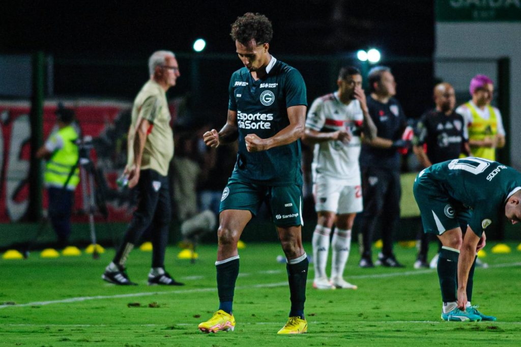 Meia Morelli jogando pelo Goiás no Brasileirão