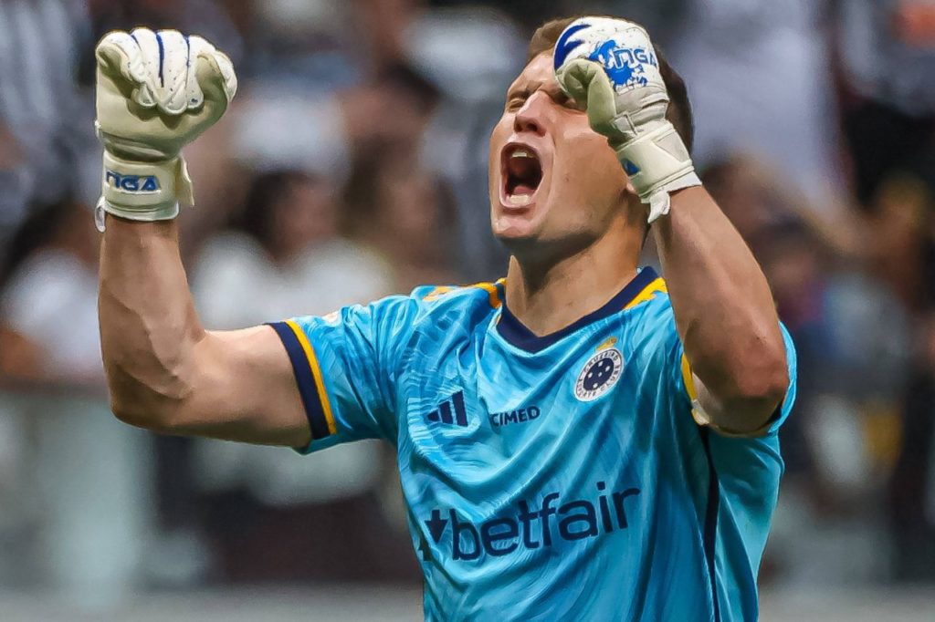 Goleiro Rafael Cabral comemorando vitória do Cruzeiro no Brasileirão