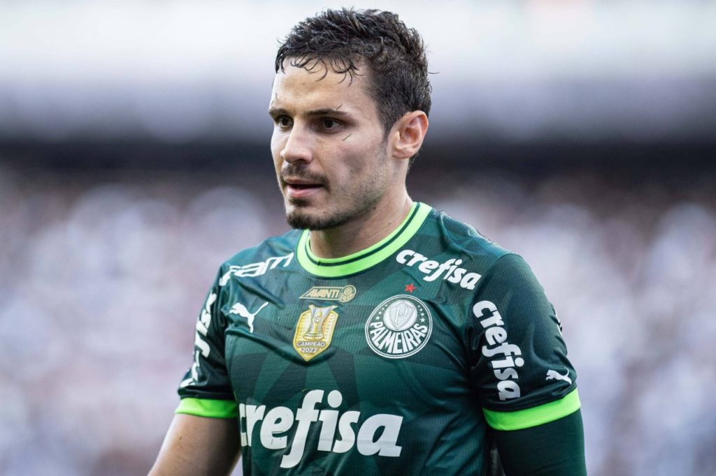 O meia Raphael Veiga do Palmeiras em jogo do Brasileirão