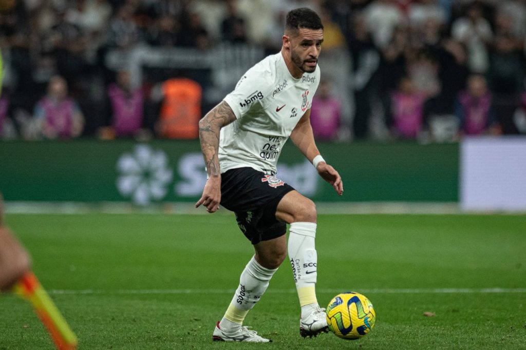 Renato Augusto do Corinthians com a bola dominada em jogo do Brasileirão