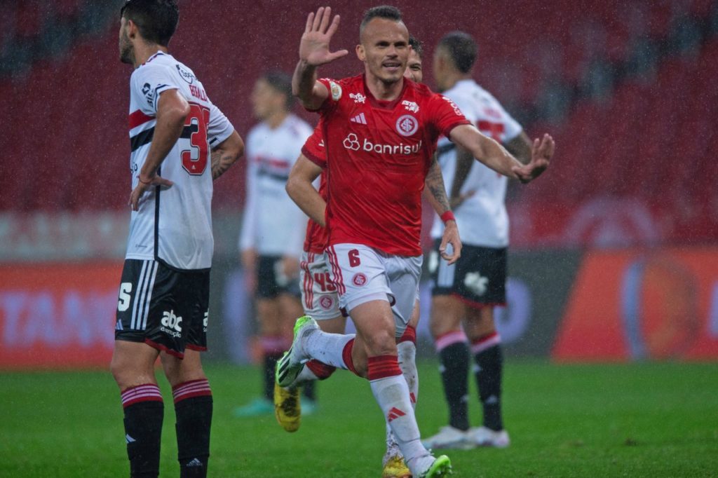 Lateral Renê comemorando gol pelo Internacional no Brasileirão