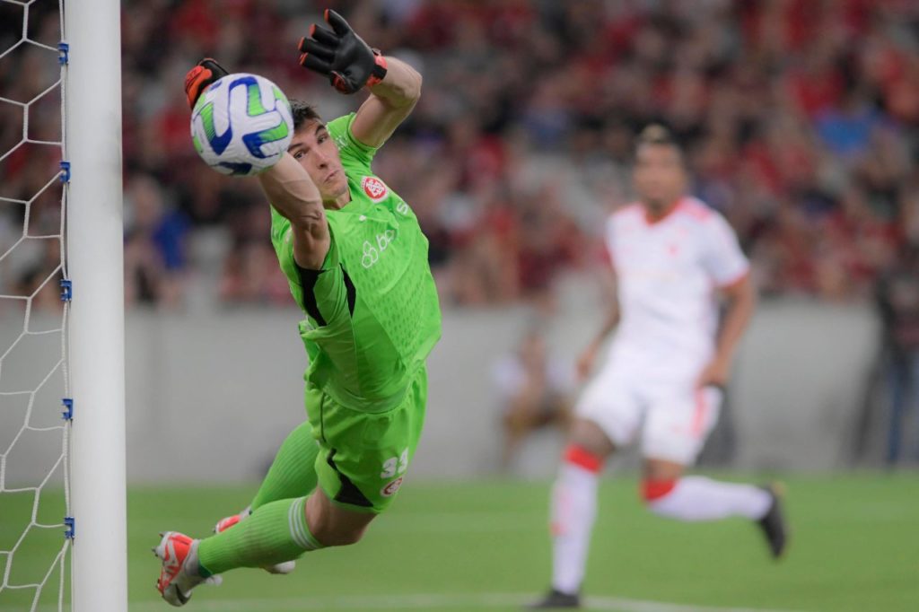 Goleiro Rochet fazendo defesa em jogo do Inter