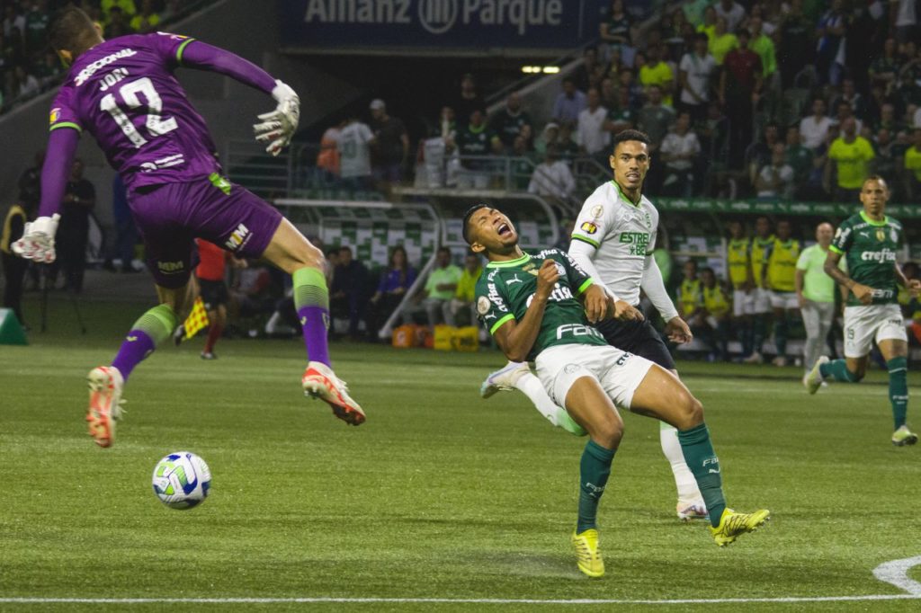 Atacante Rony sofre lesão após choque com o goleiro Jori no jogo do Palmeiras contra o América-MG