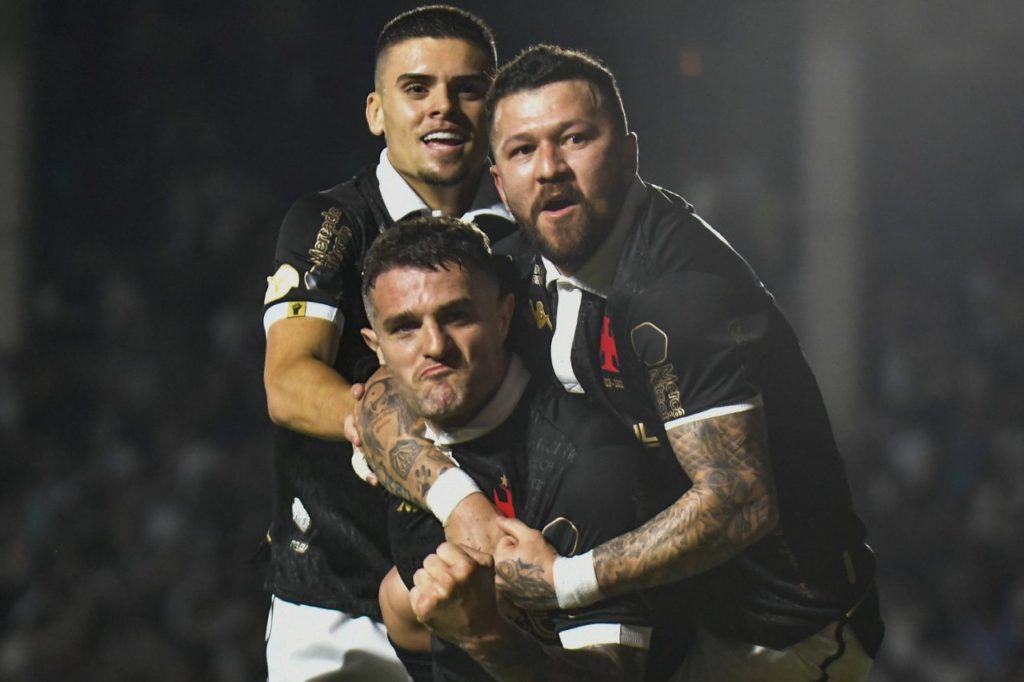 Rossi do Vasco celebrando gol ao lado de Vegetti e Pec