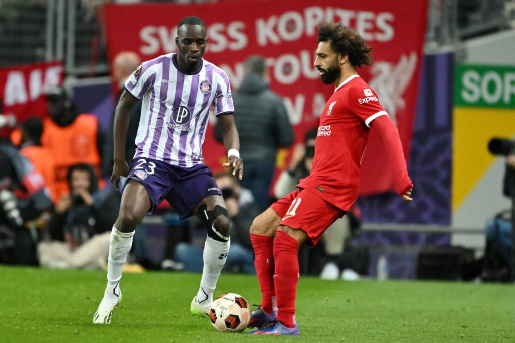 Salah dominando bola no jogo do Liverpool contra o Toulouse pela Liga Europa