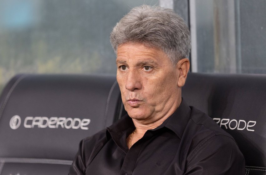 Técnico Renato Portaluppi no banco de reservas do Grêmio na Arena