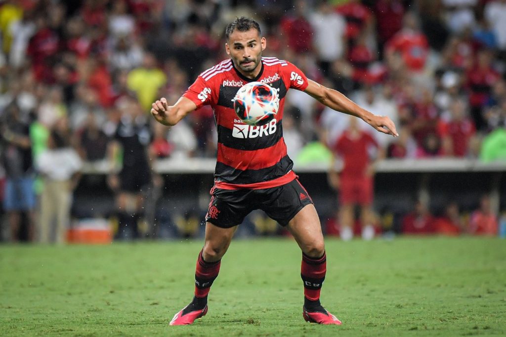 Volante Thiago Maia jogando pelo Flamengo