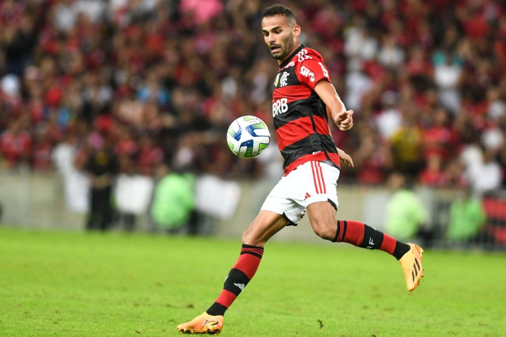 Volante Thiago Maia do Flamengo jogando no Brasileirão